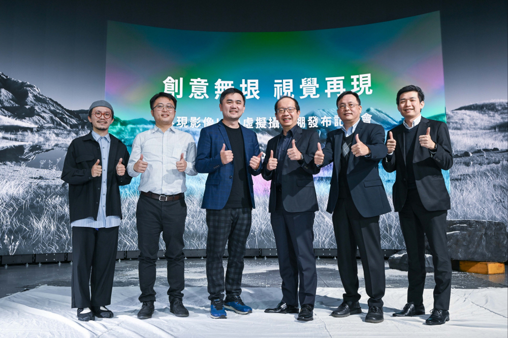 東升國(guó)際光電與再現(xiàn)影像攜手，於中影製片廠建置全臺(tái)首座提供嶄新一站式整合服務(wù)的LED虛擬製作攝影棚（圖左至右：再現(xiàn)影像視覺總監(jiān)郭憲聰、再現(xiàn)影像營(yíng)運(yùn)總監(jiān)黃棨雋、再現(xiàn)影像藝術(shù)總監(jiān)與導(dǎo)演紀(jì)柏舟、東升國(guó)際光電技術(shù)長(zhǎng)廖唯倫、東升國(guó)際光電系統(tǒng)設(shè)計(jì)製造服務(wù)事業(yè)總部副總經(jīng)理曾天龍、東升國(guó)際光電系統(tǒng)產(chǎn)品事業(yè)資深處長(zhǎng)蘇聖倫）