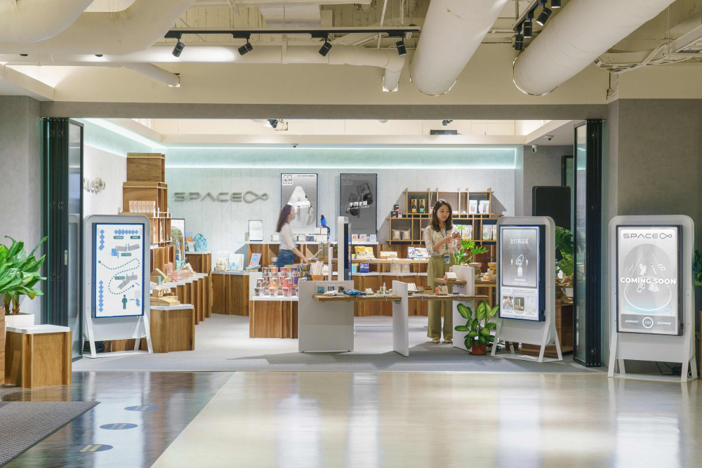 東升國際打造永續選物商店，展示社企及社創商品，結合創利空間所開發的智能零售系統，整合多元產品信息，讓無人商店扮演公益行動的推手
