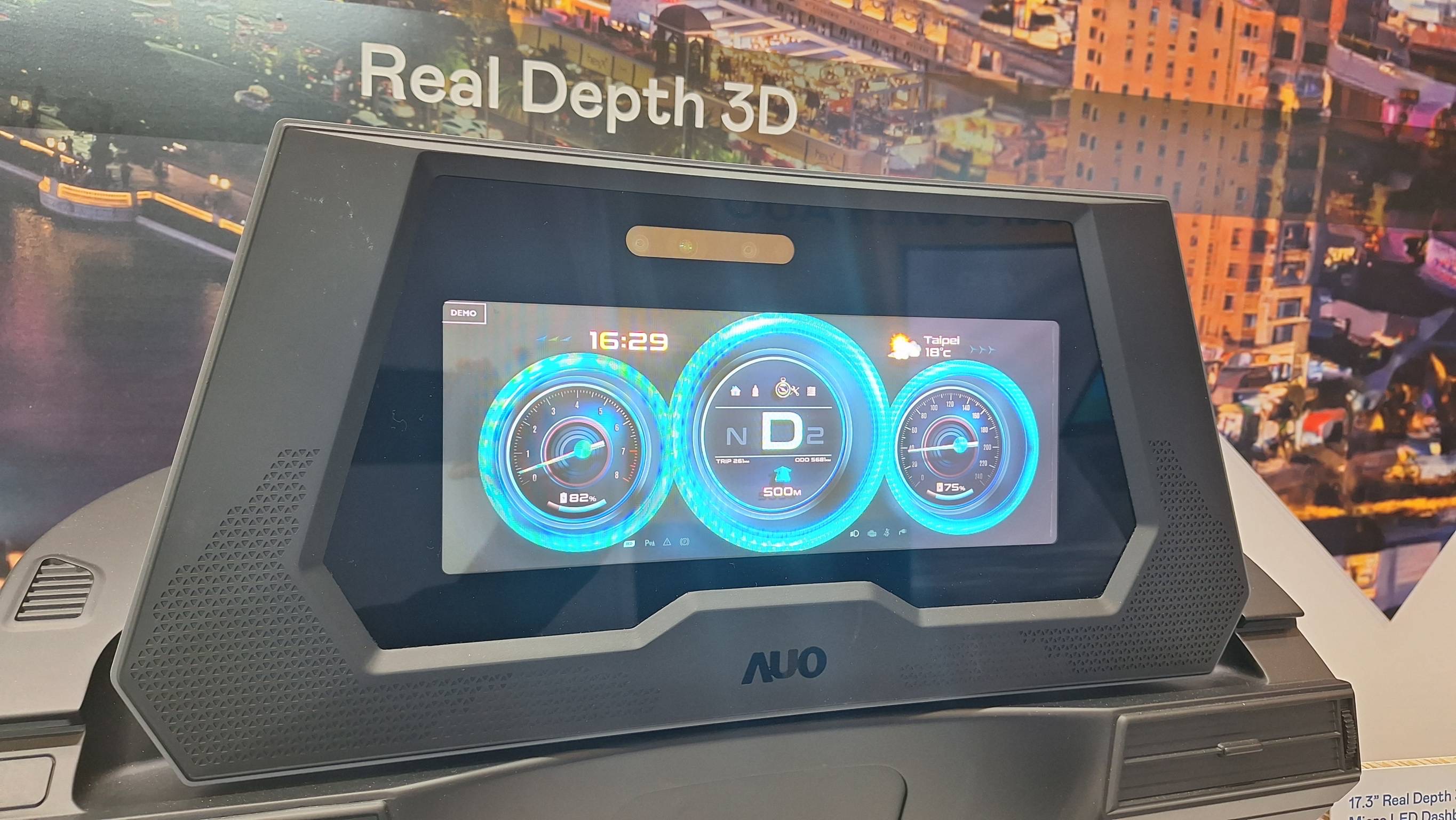東升國際的「裸眼3D Micro LED儀表板」將Micro LED與LCD技術(shù)整合成17.3吋顯示器，打造令人驚艷的3D效果，同時(shí)具備DMS辨識系統(tǒng)，可偵測駕駛行為并進(jìn)行安全預(yù)警。