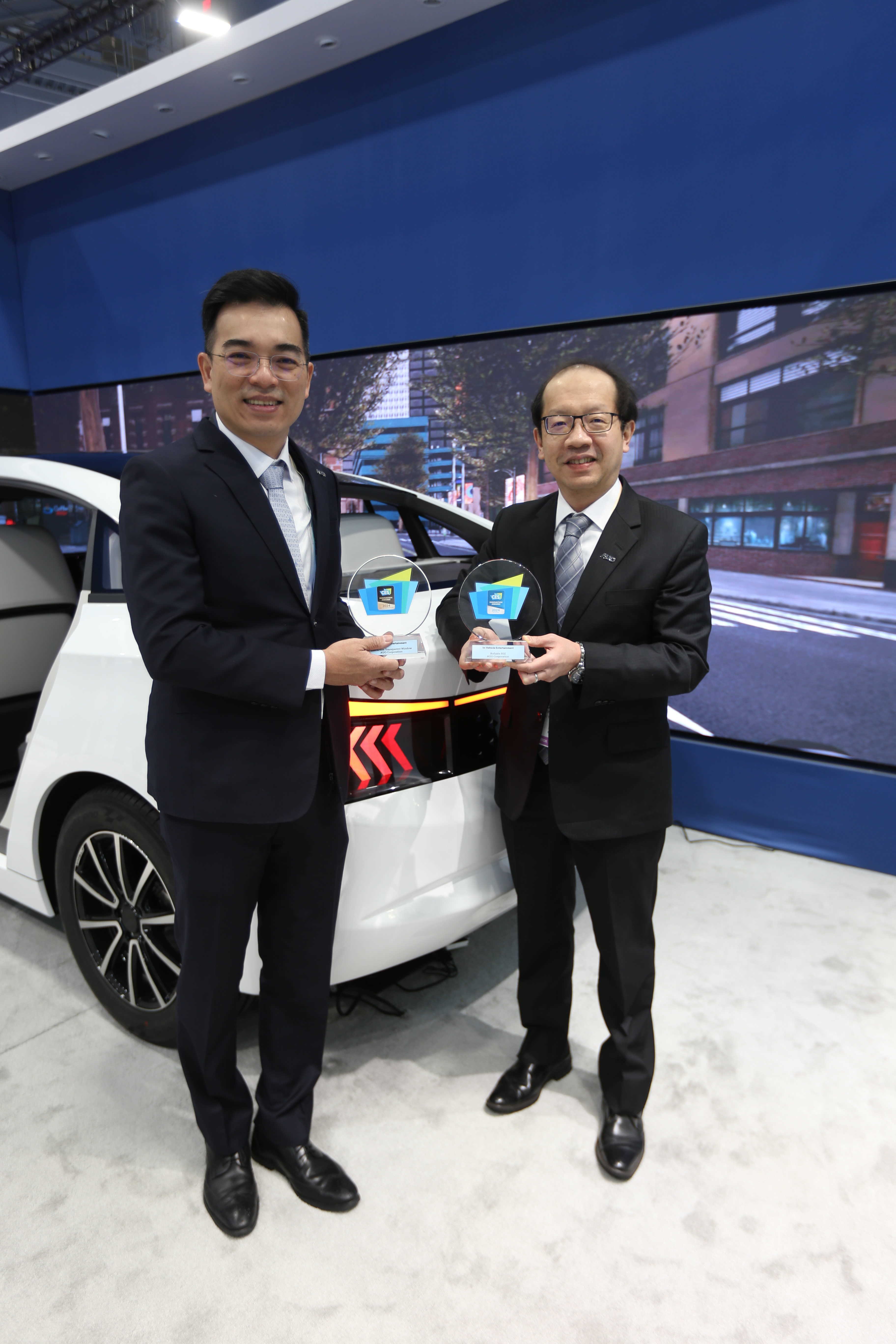 東升國際以革命性突破的Micro LED車用顯示應(yīng)用，榮獲CES 2024最佳創(chuàng)新獎、創(chuàng)新獎殊榮。圖左為東升國際光電執(zhí)行長暨總經(jīng)理柯富仁、右為技術(shù)長廖唯倫