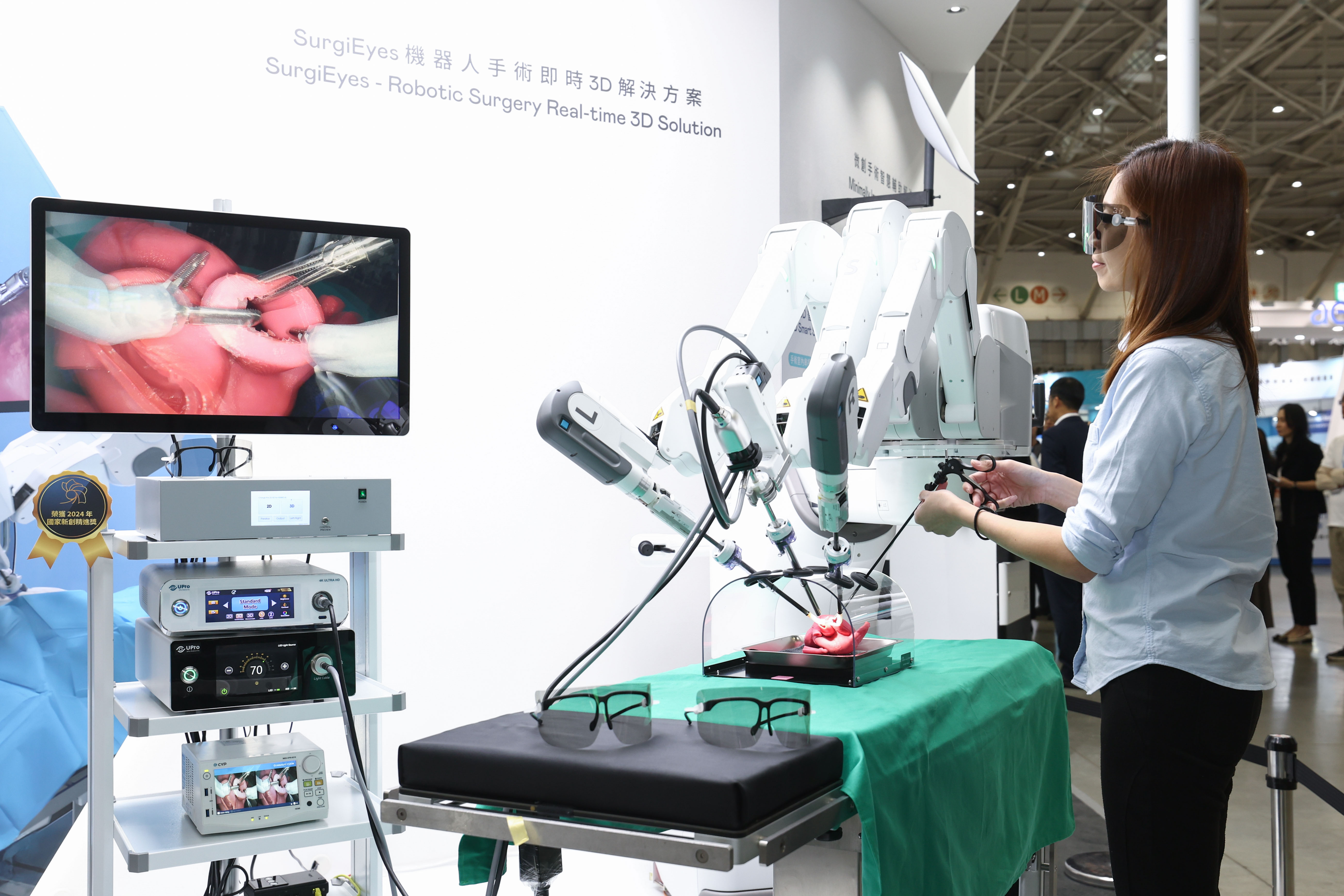 達擎以〝SurgiEyes機器人手術即時3D解決方案〞為核心，打造全方位的3D智慧手術影像平臺，透過即時的影像串聯，連結手術室內、外跨場域的應用，協助醫師突破時空限制，為遠距醫療帶來更多的可能性