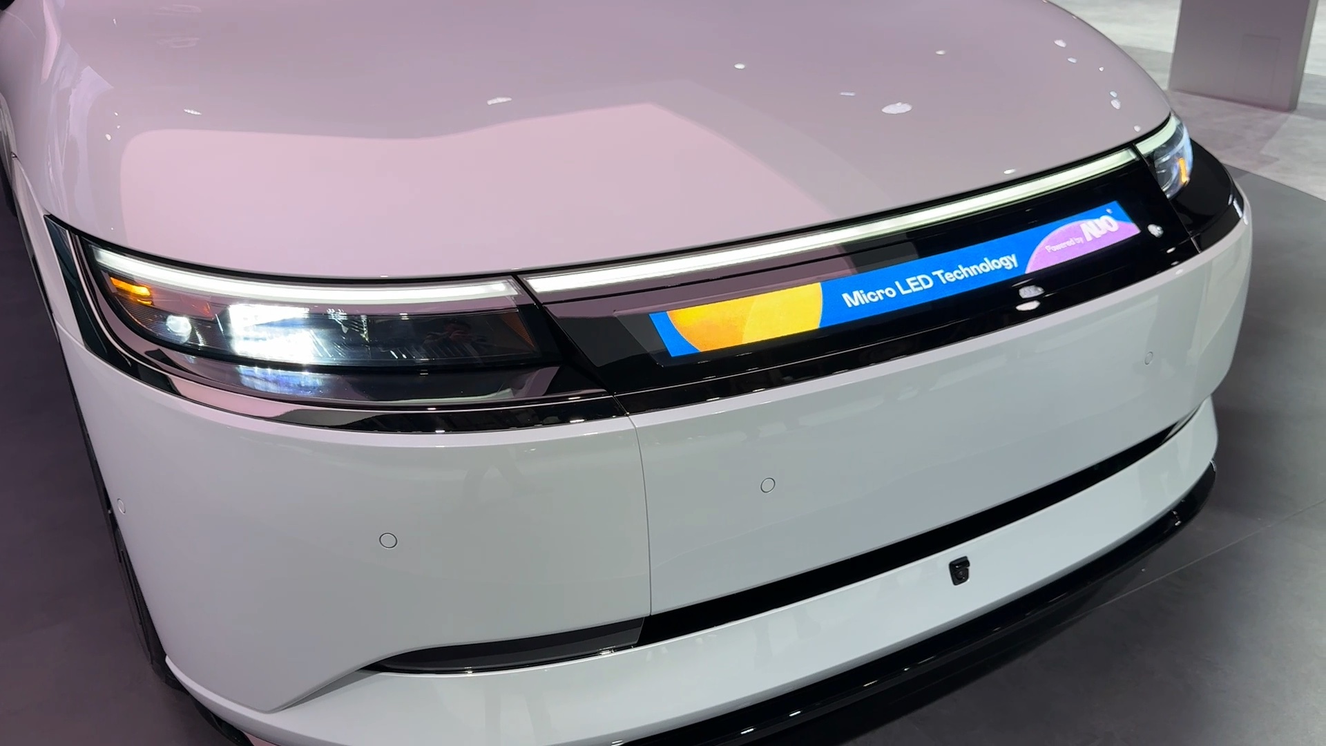 東升國際Micro LED車頭顯示解決方案擁有高對比度度、高亮度、高分辨率和超廣視角等特性，可以清晰顯示充電狀態、車輛信息并展現車主個人化的主題風格、影片文字等內容，革新了人與車的互動方式。
